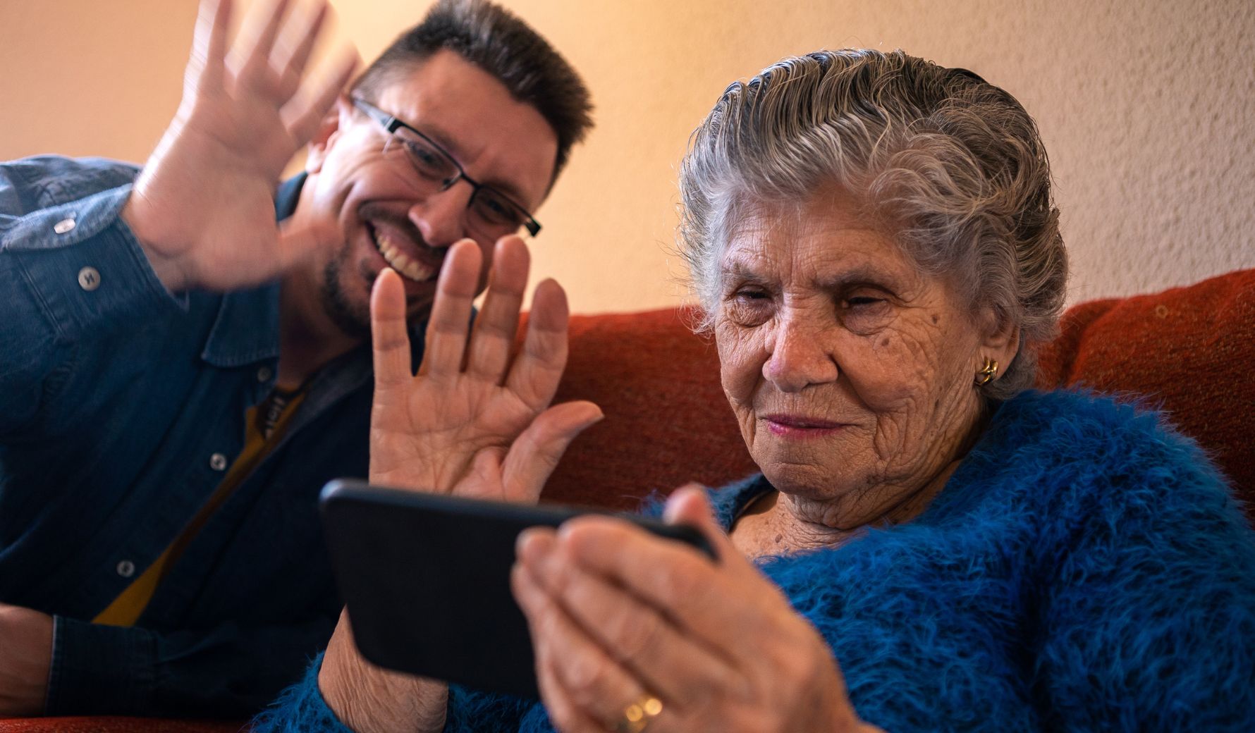 Inclusione digitale: come la tecnologia avvicina le persone fragili alle proprie famiglie durante le feste